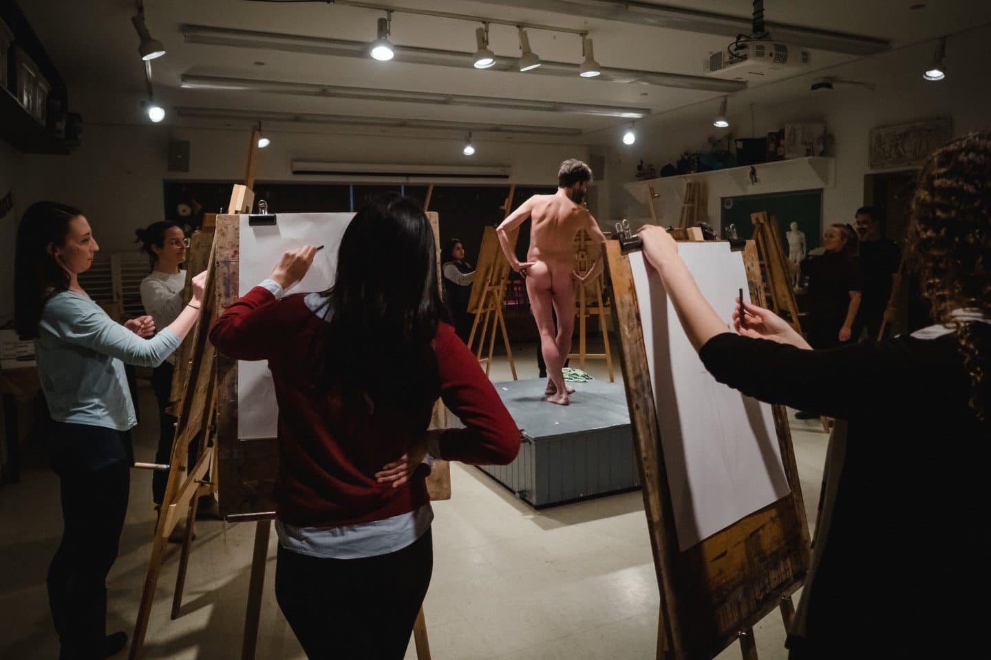 Artist Daniel Hughes leads a life drawing class in the Studio, Winter 2020.