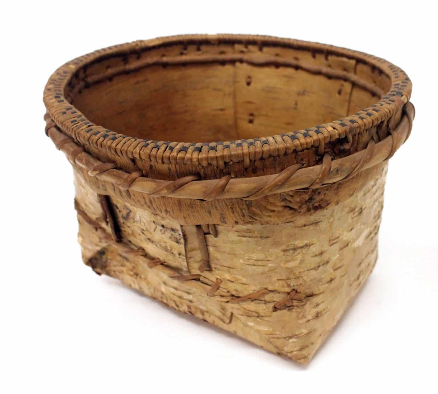 Deg Hit’an Artist, Basket, around 1895, birchbark, plant fibre and ink (M77-062)